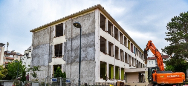 il_halk_kutuphanesinin_yikimina_baslandi