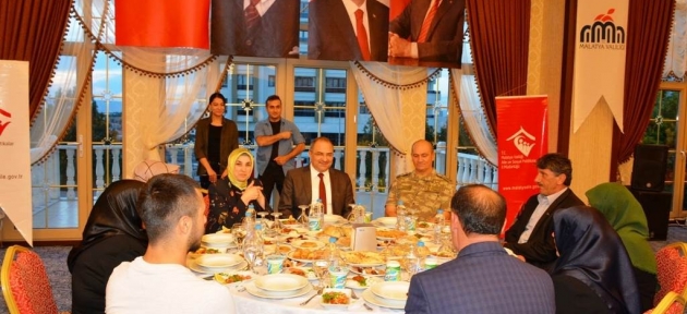 sehit_aileleri_ve_gaziler_onuruna_iftar_yemegi_verildi_h27100
