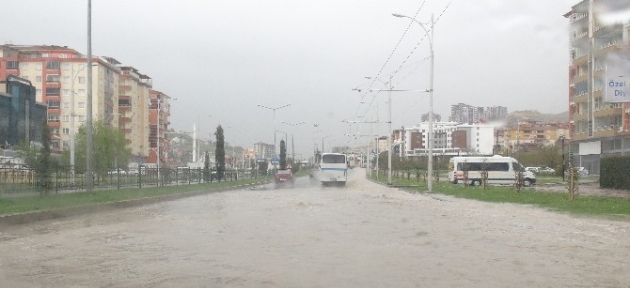 nisan_yagmuru_yollari_golete_cevirdi