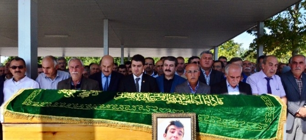mitinge_ailesinden_habersiz_gitmis