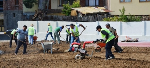 yesilyurt_belediyesi_45_park_calismasi_gerceklestirdi