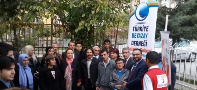 kizilay_engelli_vatandaslara_kislik_kiyafet_hediye_etti