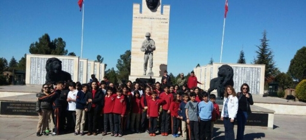 ogrenciler_canakkale_sehitlerini_andi