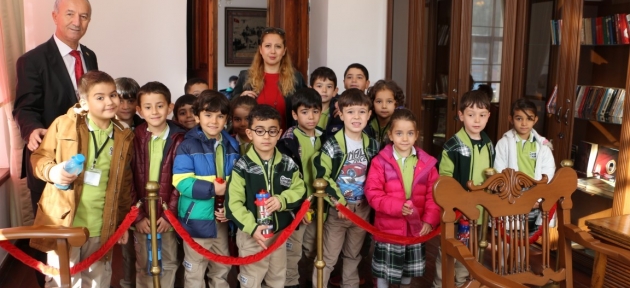 minik_ogrenciler_atanin_evinde_h16354