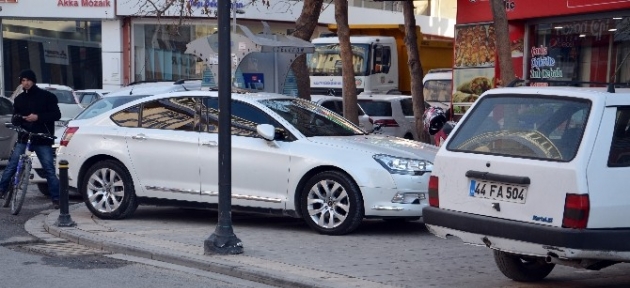 araclar_kaldirimi_yayalar_yolu_kullaniyor
