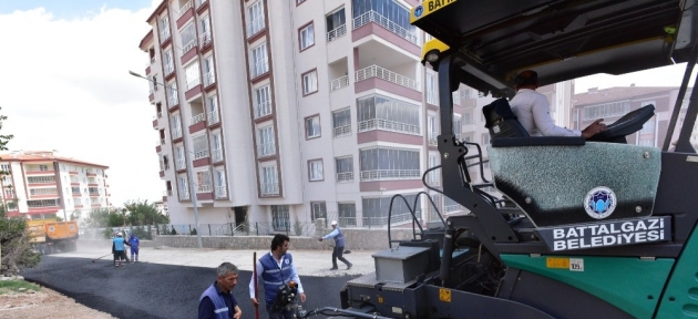 cosnuk_mahallesindeki_22_sokakta_10_kmlik_sicak_asfalt_yapildi