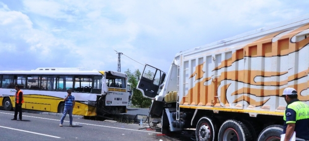 kamyon_yolcu_otobusune_carpti_4_yarali