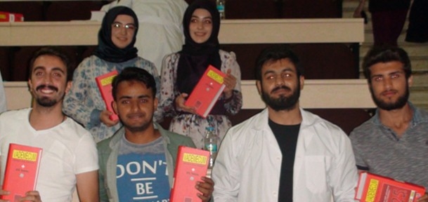 ogrencilere_vademecum_dagitildi