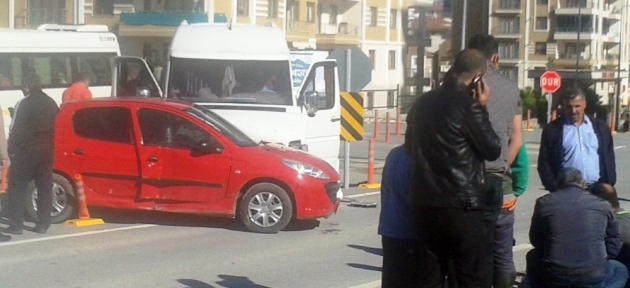 okul_servisi_otomobile_carpti_1_yarali