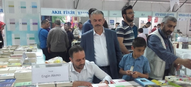yazar_engin_akinci_kitaplarini_imzaladi