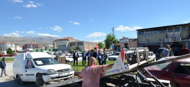 yesilyurt_belediyesi_goruntu_kirliligi_olusturan_hurda_araclari_kaldiriyor