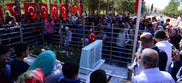 350_kisilik_heyet_sehit_omer_halisdemirin_kabrini_ziyaret_etti_h22738