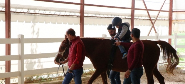 engelli_cocuklara_at_ustunde_terapi