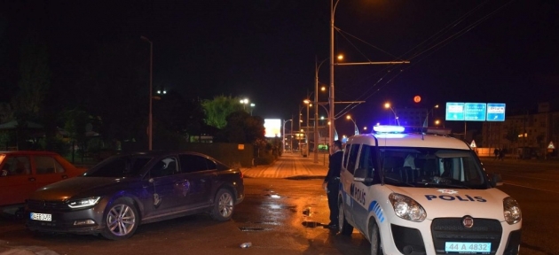 otomobil_iki_araca_carpip_kacti_1_yarali