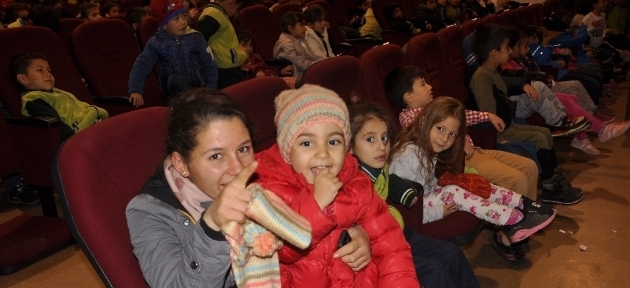 arguvanda_tiyatro_gosterimine_cocuklardan_buyuk_iilgi_h30284