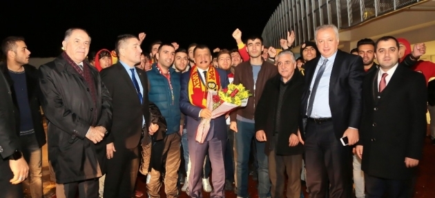 eymlu_taraftarlardan_gurkana_sevgi_seli_h30567