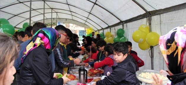 lise_ogrencilerinden_anlamli_davranis_h30668