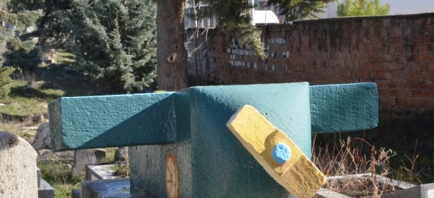 malatyadaki_ucak_mezar_gorenleri_sasirtiyor_h30736