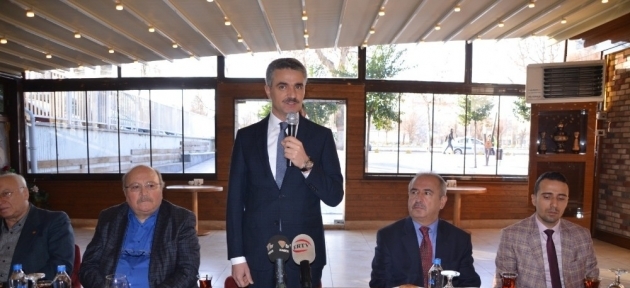 vali_barus_gazetecilerle_bir_araya_geldi_h31191