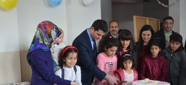 yatili_okulda_kalan_ogrencilere_dogum_gunu_surprizi_h31092